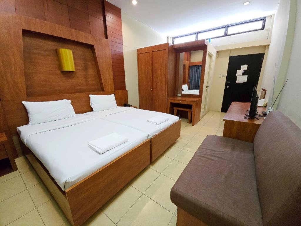 Rajata Hotel Bangkok Buitenkant foto
