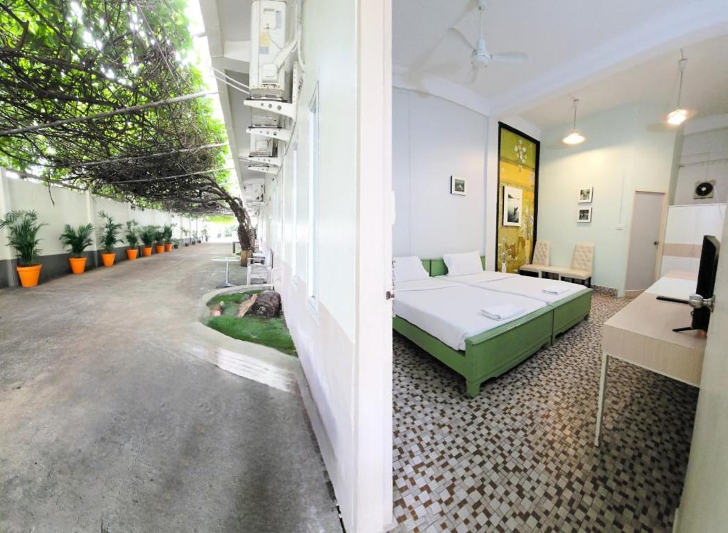 Rajata Hotel Bangkok Buitenkant foto