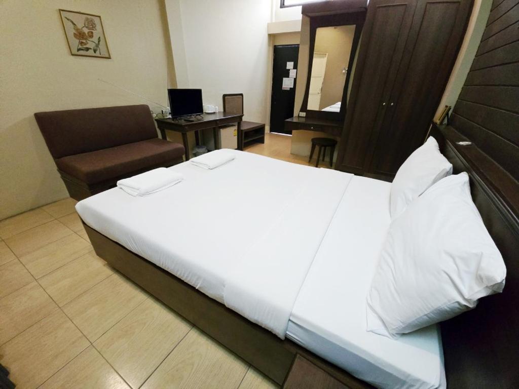 Rajata Hotel Bangkok Buitenkant foto